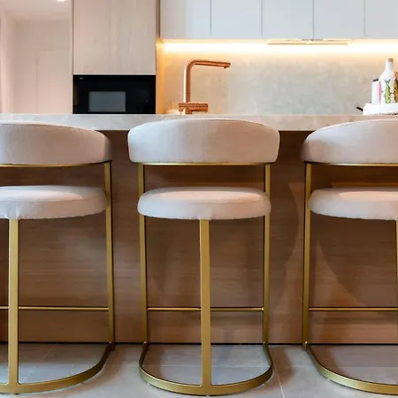 Апартаменти High-end New With 2 Bedrooms